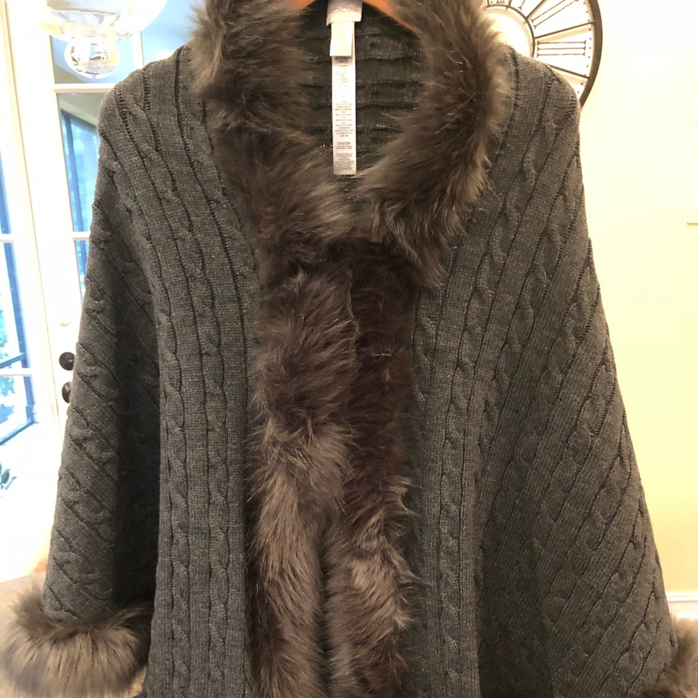 Chico’s gray sweater cape w/ faux fur trim